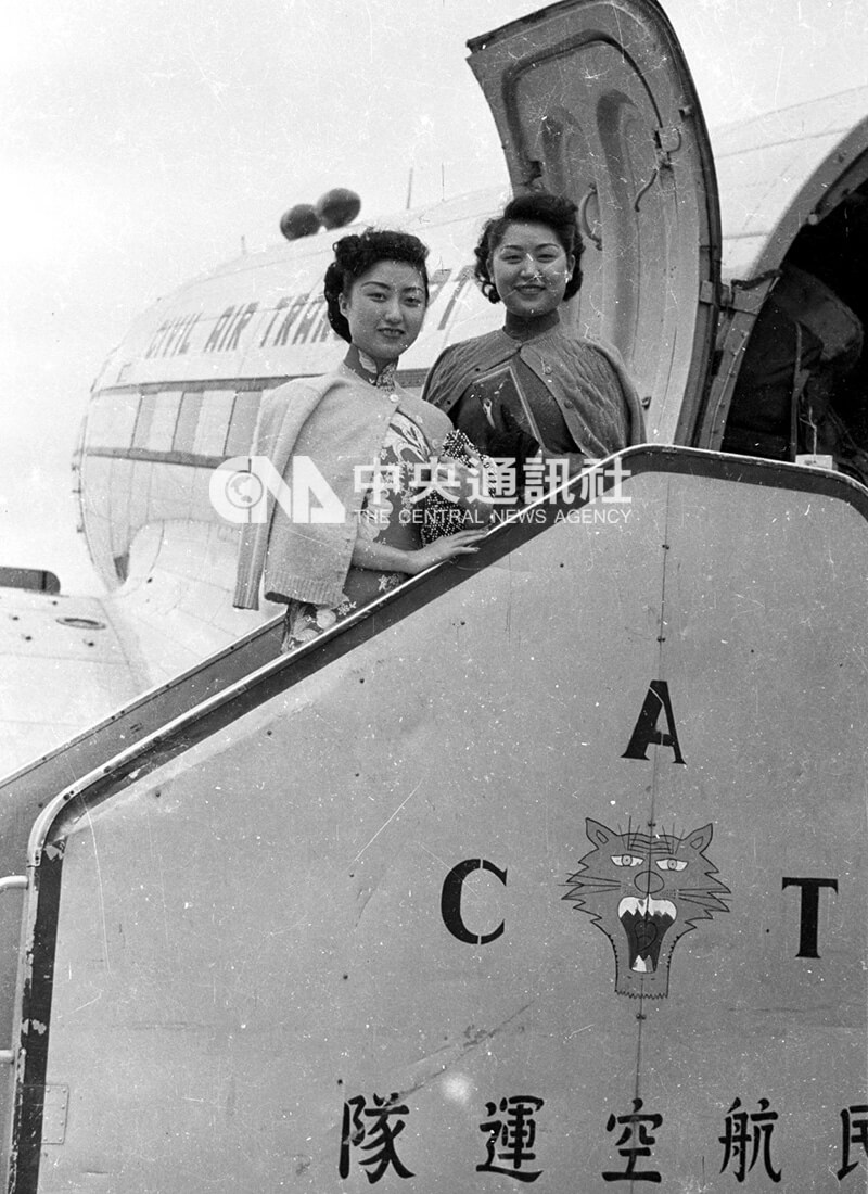 京劇名伶顧正秋（右）與張正芬（左）1951年搭機赴澎湖馬公義演勞軍。（中央社檔案照片）