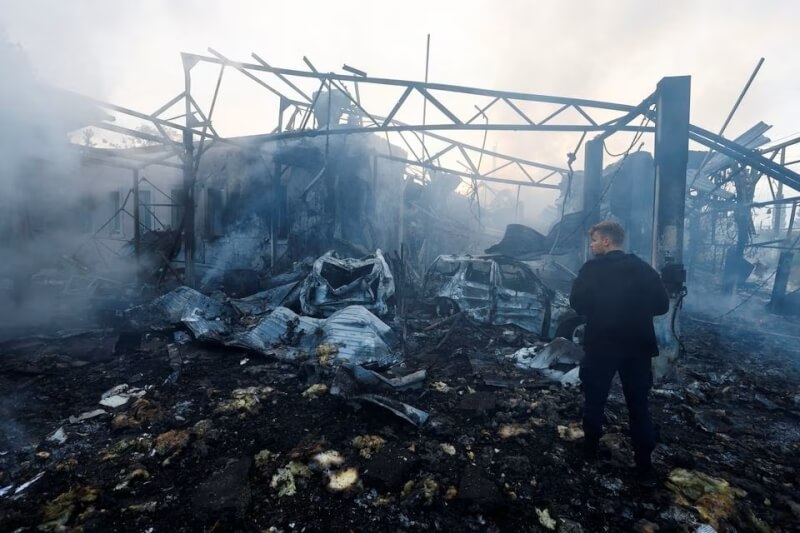 基輔一處住宅區21日在俄羅斯飛彈攻擊中遭摧毀。（路透社）