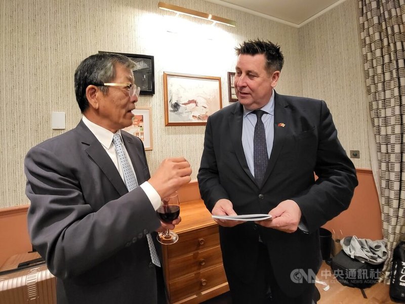 旅英僑界國慶活動20日舉行,大倫敦地區漢姆史密斯-富勒姆行政區首長柯旺(右)與駐英國代表謝武樵(左)交流潛在合作議題。中央社記者陳韻聿倫敦攝 112年9月22日