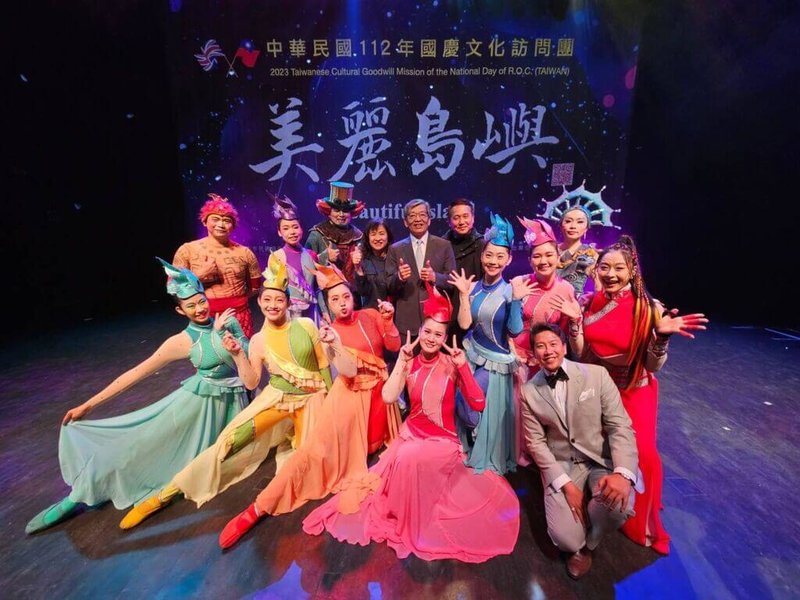 旅英僑界國慶活動20日晚間以「舞鈴劇場」演出「美麗島嶼」畫下句點,約500位台灣和英國觀眾一同欣賞,駐英國代表謝武樵(中)出席致詞。(英國台灣商會提供)中央社記者陳韻聿倫敦傳真 112年9月22日