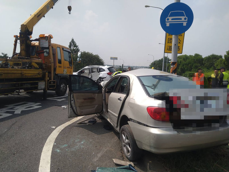 楊姓男子22日上午開車經過國道1號水上交流道匝道口與168線路口處，與另輛轎車發生碰撞，楊男受困車內、失去生命跡象，送醫後仍宣告不治，楊男女兒無大礙，另輛轎車上1男1女意識清楚，車禍原因待釐清。  （嘉義縣消防局提供）中央社記者姜宜菁傳真  112年9月22日