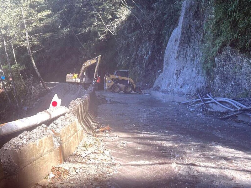 南橫公路東端栗園段21日晚間發生邊坡坍方，造成雙向交通中斷，影響利稻至向陽交通，由於現場持續落石，公路總局關山工務段將待情況穩定後，再派機具清除，以維護行車安全。 （關山工務段）中央社記者盧太城台東傳真  112年9月22日