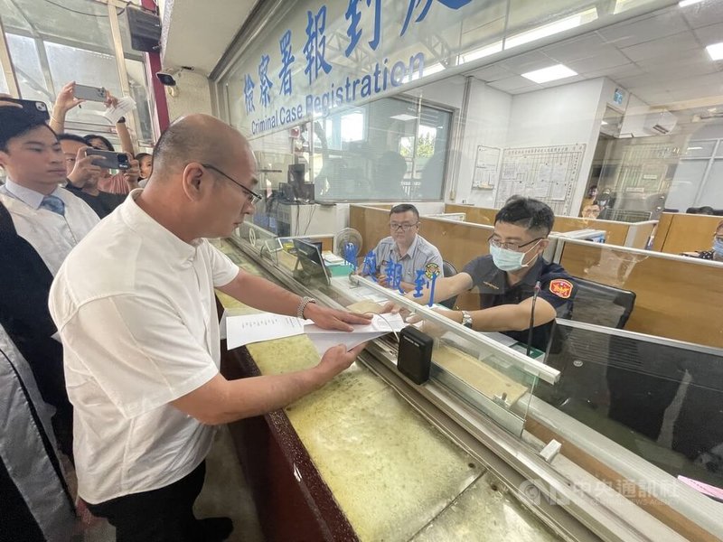 時代力量日前質疑，台灣民眾黨雲林縣黨部前執行長王新堯的法律事務所、協會辦公室，有暴力討債分子出入，根本是暴力討債集團的據點。王新堯（前左）22日到雲林地方檢察署對時代力量發言人余佳蒨、立委邱顯智等5人提告。中央社記者姜宜菁攝  112年9月22日