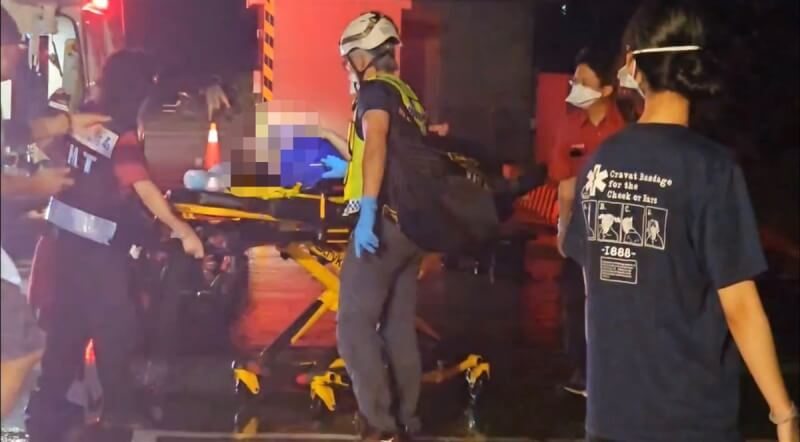 屏東市1家工廠22日傍晚發生火警，消防局獲報馳援，將傷者救出送醫。（民眾提供）中央社 112年9月22日