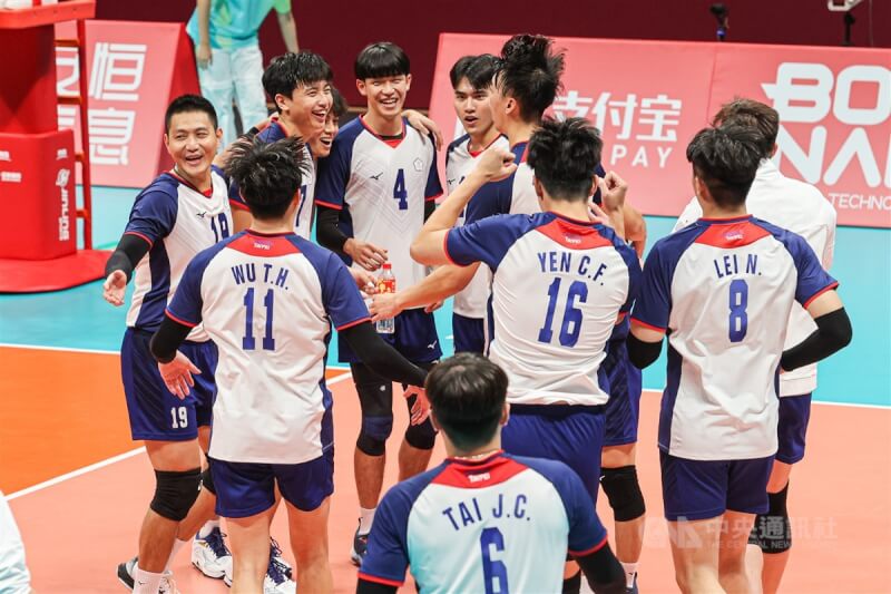 第19屆杭州亞洲運動會23日將舉行開幕式，排球賽程提前開打，台灣男排（圖）21日晚間預賽以25比22、25比20、25比21直落3擊退蒙古隊，獲勝後球員們在場中歡慶勝利。中央社記者鄭清元攝 112年9月21日