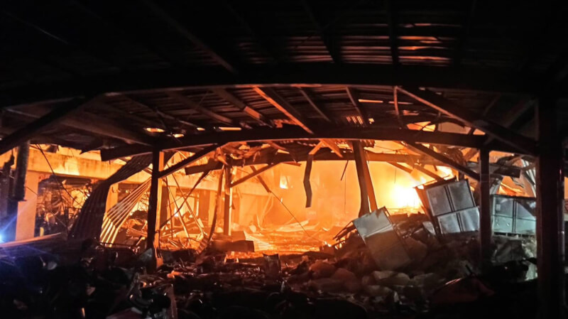 屏東科技園區內1家工廠22日下午近6時發生火警，消防員獲報到場馳援卻發生爆炸。（屏東消防局提供）中央社屏東縣傳真 112年9月22日