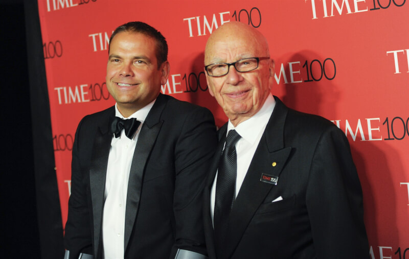 圖為梅鐸（右）與兒子拉克蘭2015年4月出席時代雜誌晚宴。（美聯社）