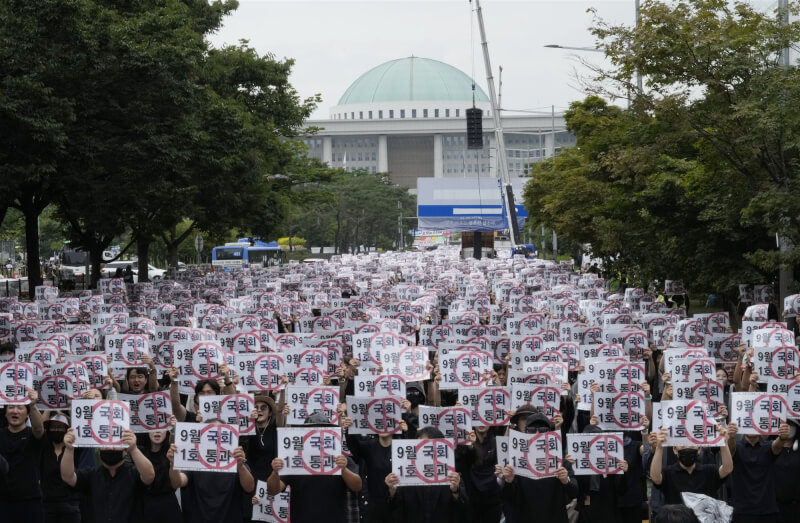 韓國教師16日在國會外示威要求政府提升教師權益。（美聯社）