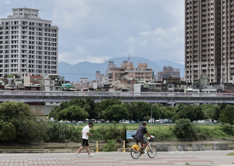 圖為民眾趁著好天氣到台北市萬華區河濱公園運動。（中央社檔案照片）