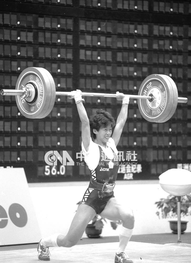 女子舉重選手倪嘉苹（倪菀謙），以總成績180公斤在56公斤級名列第二，為中華隊贏得第11屆亞運第一面銀牌。（中央社檔案照片）