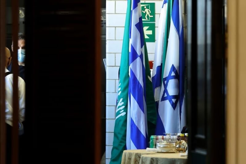 以色列外交部長柯恩21日表示，明年初可能和沙烏地阿拉伯達成建交架構協議。（路透社）