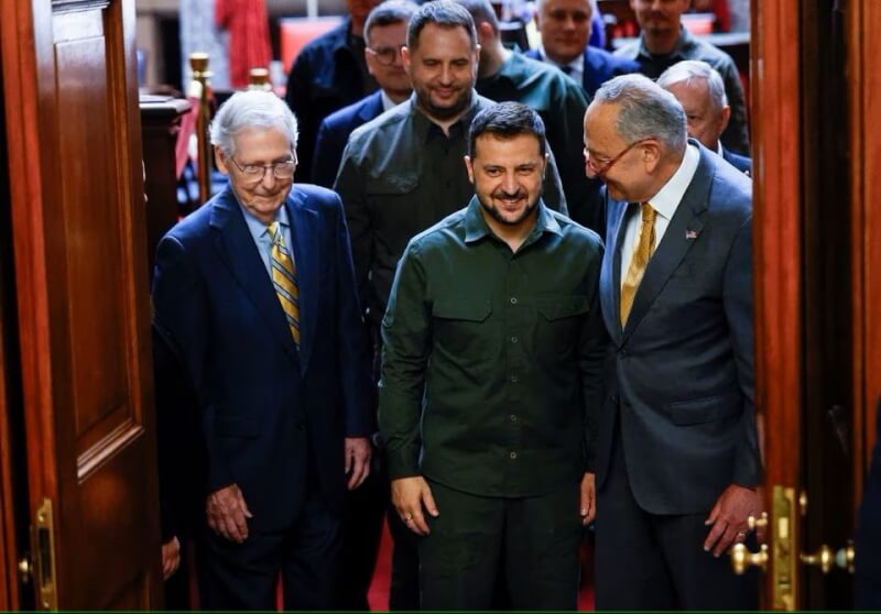 烏克蘭總統澤倫斯基（前中）21日在華府拜會美國參議院民主黨領袖舒默（前右）與共和黨領袖麥康奈（前左）等多位國會議員。（路透社）