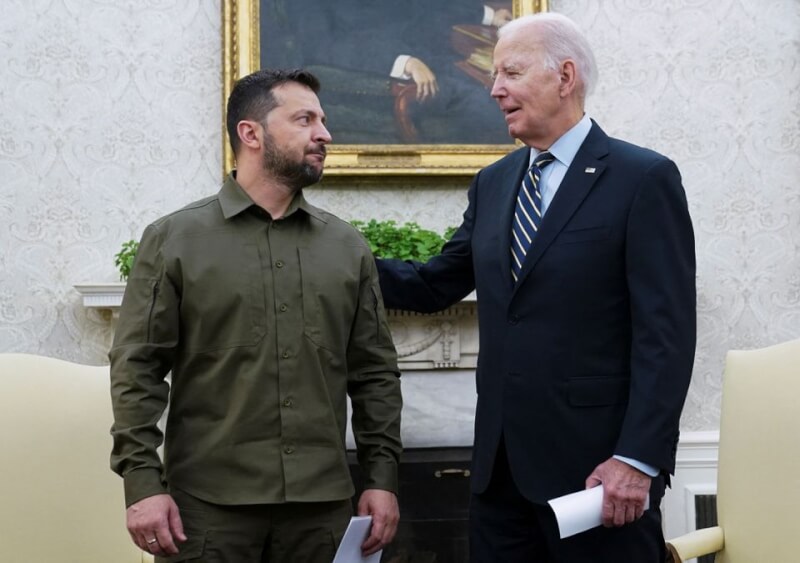 圖為美國總統拜登（右）9月21日在白宮接見烏克蘭總統澤倫斯基（左）。（路透社）