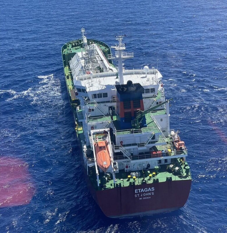 一艘運送液化石油氣的外國籍貨輪行經綠島外海發出求救，俄羅斯籍船員臉部遭螺絲起子插入，空勤總隊黑鷹直升機趕往救援，吊掛送醫。（空勤提供）中央社記者盧太城台東傳真  112年9月22日