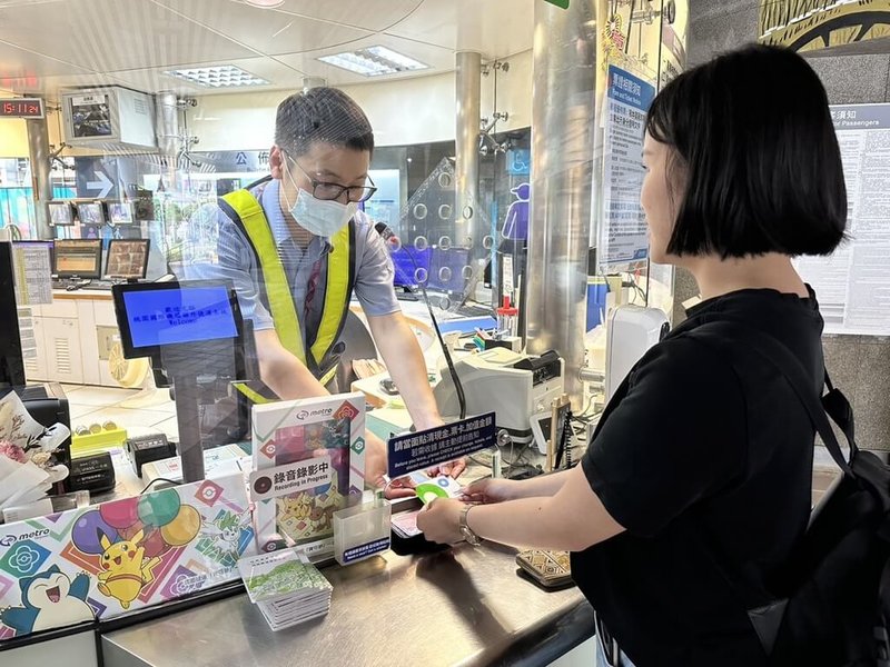 桃園捷運公司23日表示，25日起民眾可至桃園機場捷運線A7體育大學站至A22老街溪站（不含A20興南站）詢問處，持悠遊卡、一卡通購買「桃竹竹」或「桃竹竹苗」定期票。（桃園捷運公司提供）中央社記者葉臻傳真  112年9月23日