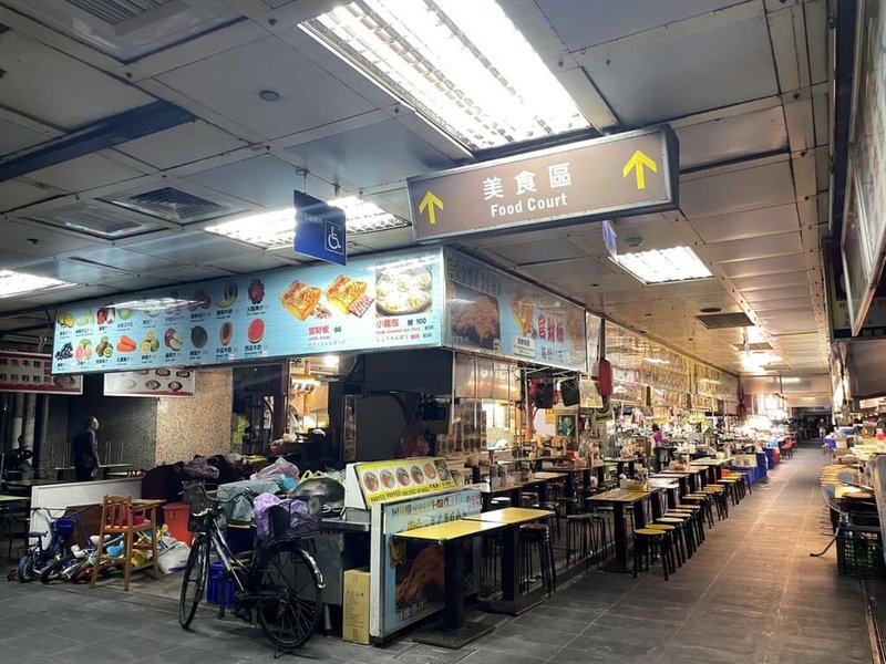 台北市市場處23日表示，為優化士林市場地下1樓美食街用餐環境，美食街攤商10月2日起將暫停營業至民國113年6月，預計整修空調及共食區。圖為士林市場地下1樓美食街現況。（台北市市場處提供）中央社記者劉建邦傳真  112年9月23日