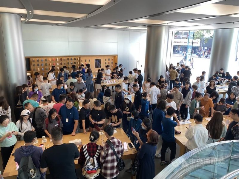 北京王府井的一家蘋果專賣店在23日中午時分湧入眾多消費者試用蘋果新手機。中央社記者呂佳蓉北京攝  112年9月23日