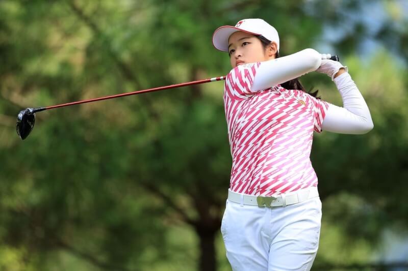 19歲旅日高爾夫球好手吳佳晏23日在日本女子職業高爾夫次巡賽「中國新聞女子盃」賽以低於標準10桿的206桿奪冠。（圖取自instagram.com/jlpga_stepuptour）