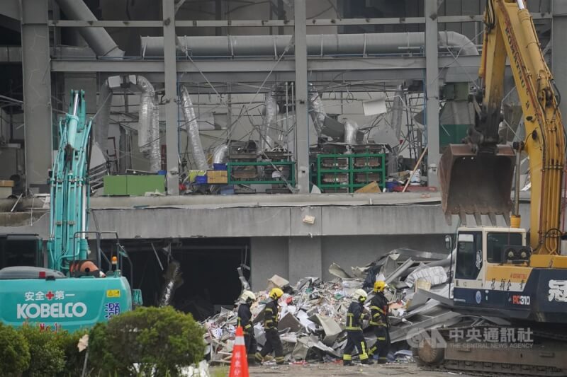 屏東科技產業園區內的明揚國際科技股份有限公司工廠22日傍晚發生火警,部分廠區持續悶燒,23日大型機具進駐開挖。中央社記者董俊志攝 112年9月23日