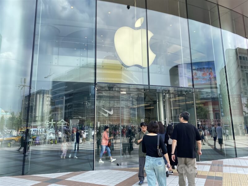 北京熱鬧商店街王府井的蘋果門店，在蘋果發售iPhone 15系列手機的首個週末，許多消費者來到門市試用。中央社記者呂佳蓉北京攝 112年9月23日