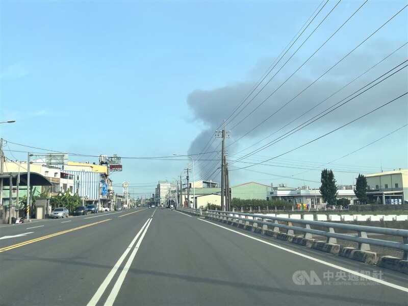 屏東科技產業園區明揚國際科技公司工廠22日傍晚發生火警，部分廠區持續悶燒，23日清晨自遠處仍看得到廠區竄出黑煙。中央社記者李卉婷攝 112年9月23日