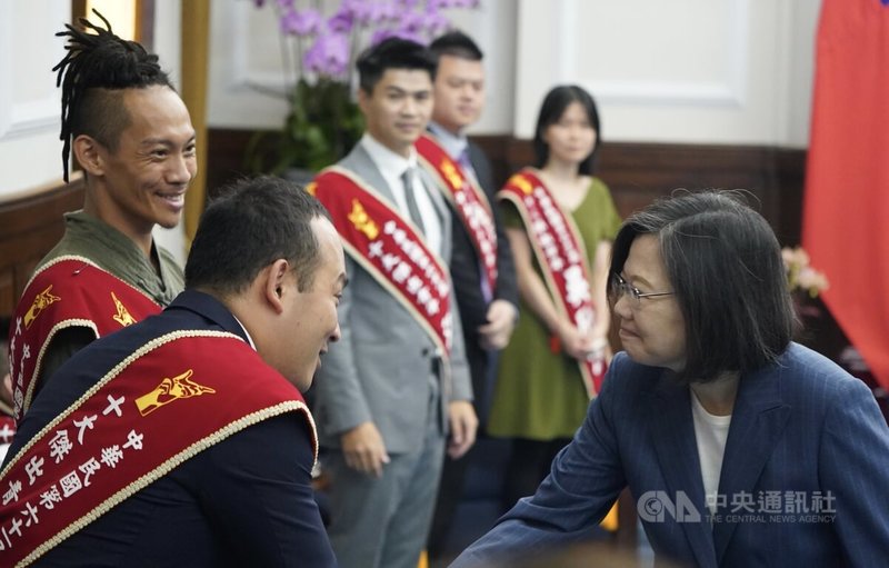 總統蔡英文（前右）23日上午在總統府接見「第61屆十大傑出青年當選人暨國際青年商會中華民國總會陪同人員」，與十大傑出青年當選人一一握手致意。中央社記者徐肇昌攝  112年9月23日