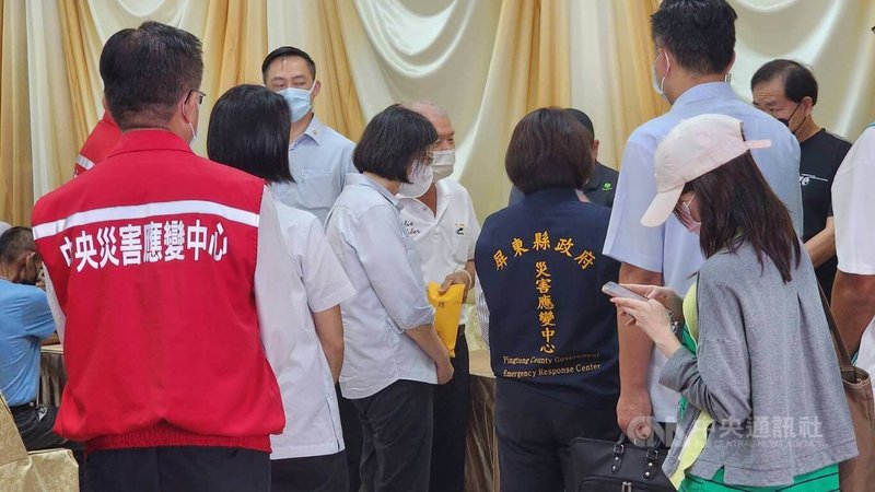 屏東明揚國際科技股份有限公司廠房22日大火釀嚴重傷亡,總統蔡英文(中)23日中午前往殯儀館向殉職消防員表達哀悼之意,並慰問家屬及致贈慰問金。中央社記者洪學廣攝 112年9月23日
