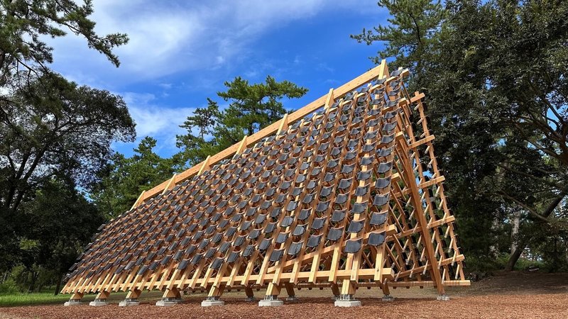 豪華朗機工的作品「家靜」在日本第3屆奧能登國際藝術節展出。作品由520片當地屋瓦組成,當自然強風吹過風動裝置時,瓦片會產生象徵生命力的呼吸。(文化部駐日台灣文化中心提供)中央社記者楊明珠東京傳真 112年9月23日