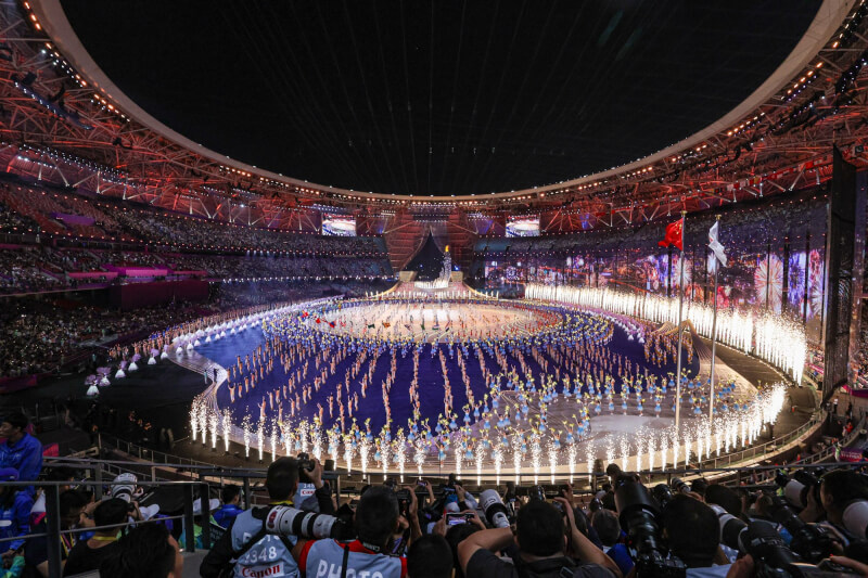 杭州亞運23日晚間在有「大蓮花」之稱的杭州奧體中心體育場舉行開幕式,場面聲勢浩大,且全場採用無碳環保煙火及燈光秀等,精彩演出炒熱氣氛。 中央社記者鄭清元攝 112年9月23日