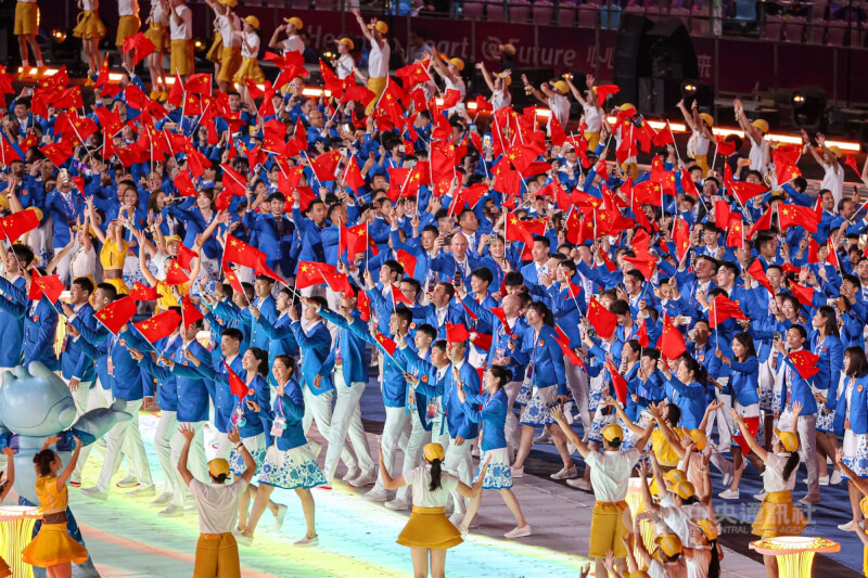 第19屆亞洲運動會23日晚間在中國杭州「大蓮花」舉行開幕式,地主中國代表團在眾人歡呼下壓軸亮相,陣容浩大,眾人熱情揮舞國旗進場。中央社記者鄭清元攝 112年9月23日