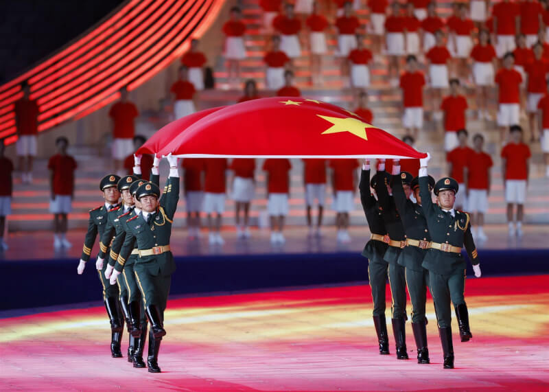 杭州亞運開幕式,軍隊高舉中國國旗。(共同社)