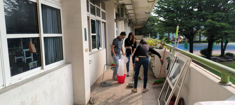 屏東科技產業園區明揚國際廠房22日發生大火,相隔約600公尺的前進國小、幼兒園教室玻璃窗戶遭震破,學校23日停班課,校方上午緊急清理破碎玻璃。(屏東縣政府提供)中央社記者李卉婷傳真 112年9月23日