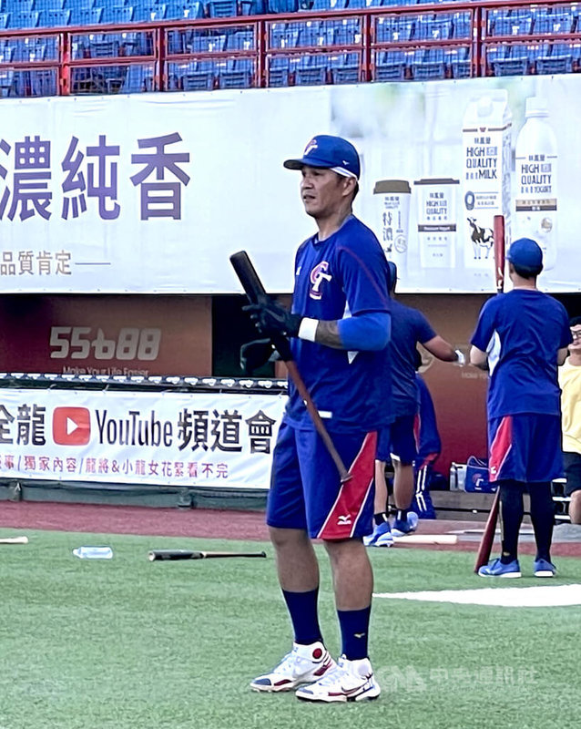 第19屆杭州亞運台灣棒球代表隊陣中陳敏賜（前）是業餘打者指標人物，他23日在天母球場受訪時坦言，多少會有壓力，希望能有好表現為業餘爭一口氣。中央社記者謝靜雯攝  112年9月23日