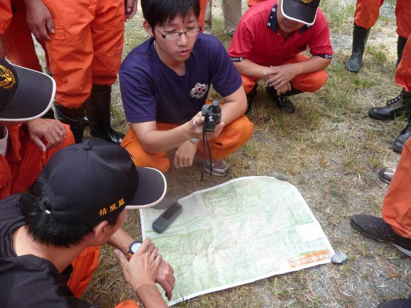 屏東科技產業園區明揚國際科技股份有限公司廠房爆炸意外,罹難消防員施寶翔(中)曾於花蓮縣消防局富裏分隊任職,他對山域搜救領域相當內行,總是身先士卒,前往山區執行任務,也不吝指導新進,是非常出色的山域搜救教官。(花蓮縣消防局提供)中央社記者李先鳳傳真 112年9月24日