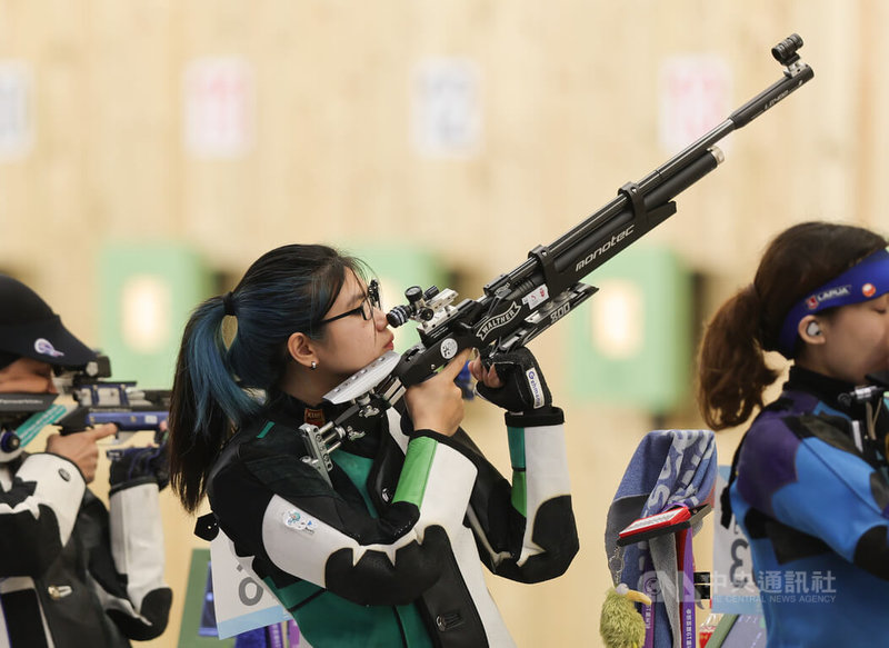 杭州亞運台灣代表隊24日上午進行女子10公尺空氣步槍賽事，射擊好手林穎欣（中）資格賽總分為626.2分，無緣晉級個人賽決賽。中央社記者裴禛攝  112年9月24日