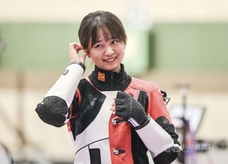 杭州亞運台灣代表隊24日進行女子10公尺空氣步槍賽事，台灣18歲新秀陳淇（圖）闖進個人賽決賽，最終以第8名成績作收。賽後她卸下緊張心情，露出笑容。中央社記者裴禛攝 112年9月24日