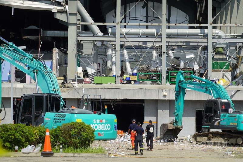 屏東科技產業園區明揚國際公司廠房爆炸，讓4名消防員殉職、11名警義消輕重傷。有義消24日受訪時感嘆，出勤最怕就是遇到鐵皮屋及工廠火警，因為不確定性很高。圖為明揚廠房爆炸事故現場一景。中央社記者李卉婷攝  112年9月24日