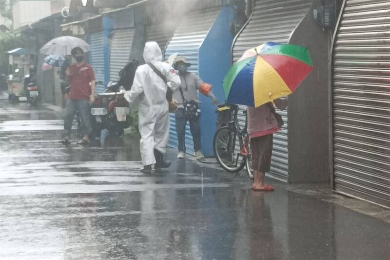 圖為台南市府派員加強登革熱防治工作。（台南市衛生局提供）