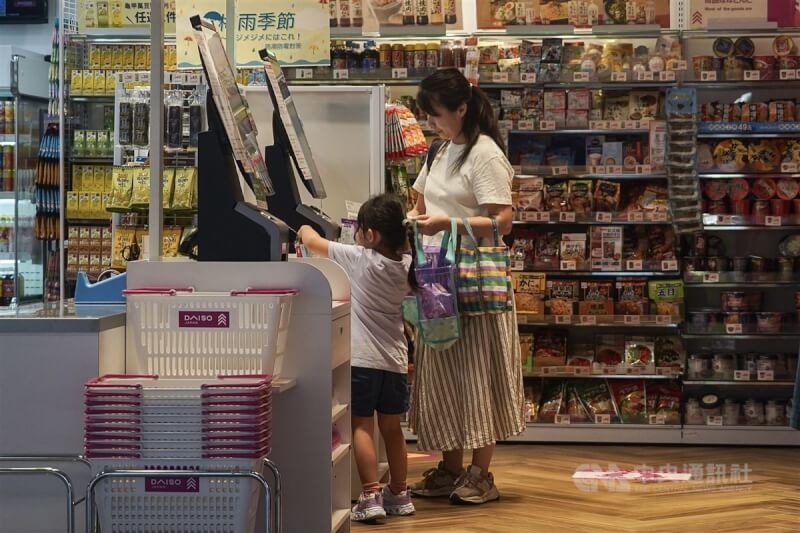 圖為民眾帶著小朋友在台北市一家日系品牌百貨店家消費。（中央社檔案照片）