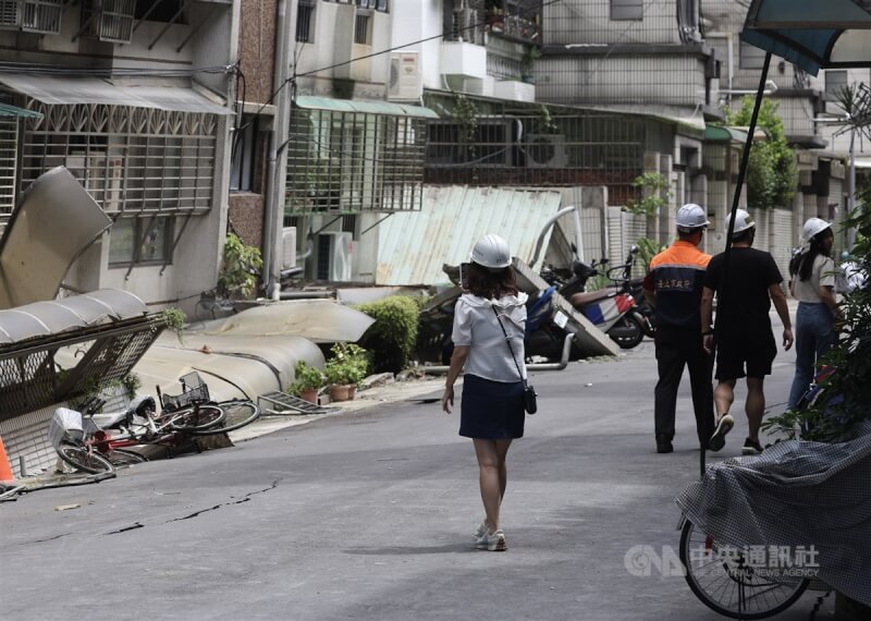 圖為大直街住戶9日返回住家領取個人物品。（中央社檔案照片）