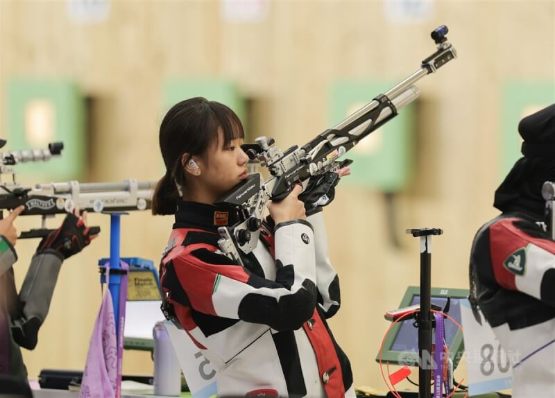 杭州亞運台灣代表隊24日上午進行女子10公尺空氣步槍賽事，年僅18歲的大黑馬陳淇（圖）在資格賽以629.1、第8名晉級決賽。中央社記者裴禛攝 112年9月24日