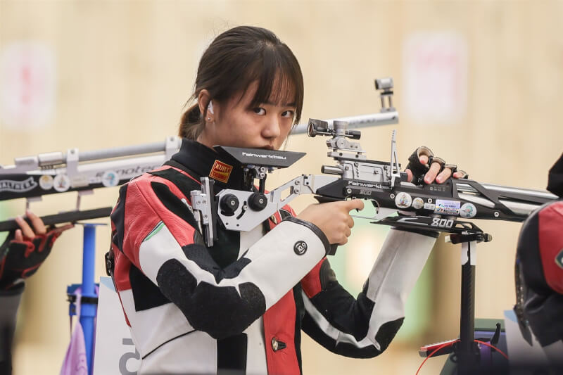 杭州亞運24日開始主要賽程，台灣代表隊的女子10公尺空氣步槍賽事，年僅18歲的陳淇（圖）在資格賽以629.1分、第8名晉級決賽。中央社記者裴禛攝　112年9月24日