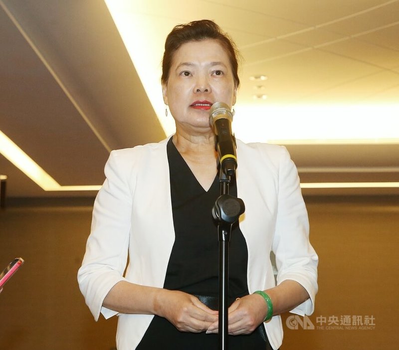 屏東科技產業園區明揚國際公司工廠大火爆炸釀嚴重死傷,經濟部長王美花24日下午在台北出席活動前受訪強調,現在最急的是救人、救災,事故原因要查明,「這個事故太大了,一定會跨單位檢討之後,再做後續處罰」。中央社記者郭日曉攝 112年9月24日