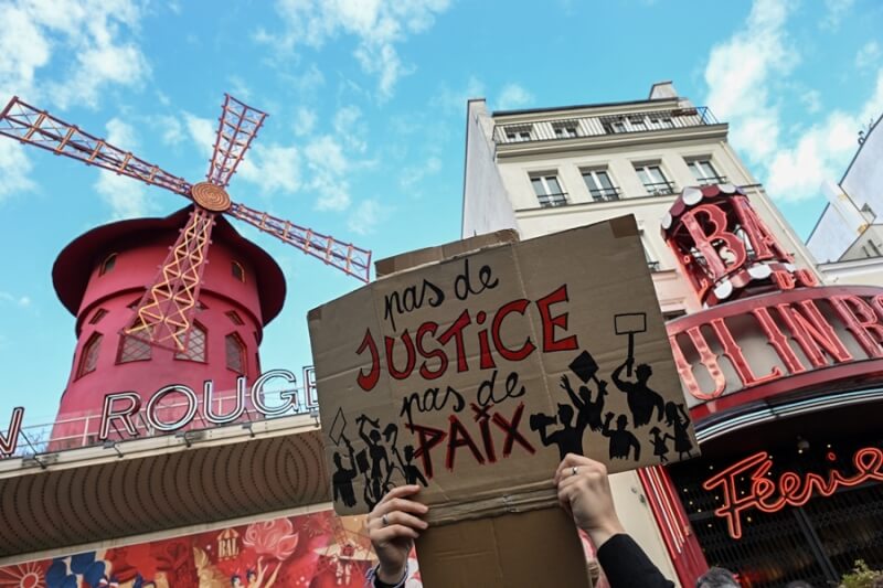 法國多個城市23日有數以萬計民眾在左翼團體的號召下上街，抗議警察暴力行為。（法新社）