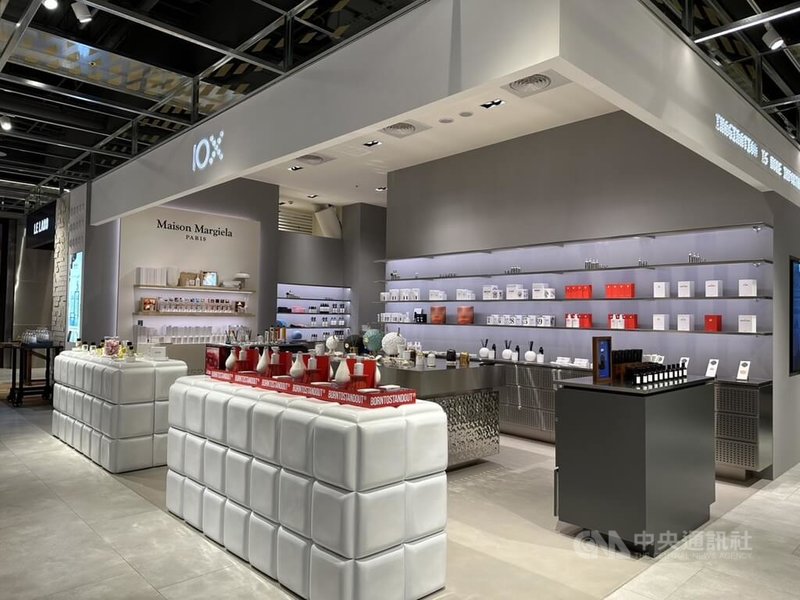 Diamond Towers由於空間較小,透過進駐選品店提高品牌豐富度。此為10/10集團全台首發潮流香氛選品店全新品牌「10X」,網羅風格鮮明小眾品牌,亦有獨家代理品牌。中央社記者曾智怡攝 112年9月25日
