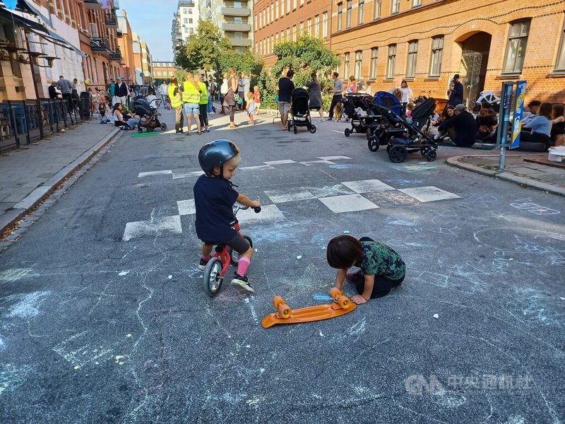 瑞典南部城市馬爾默市舉辦封街遊戲，吸引超過700位大小朋友「佔領」街道，自由玩耍。中央社記者辜泳秝馬爾默攝 112年9月25日