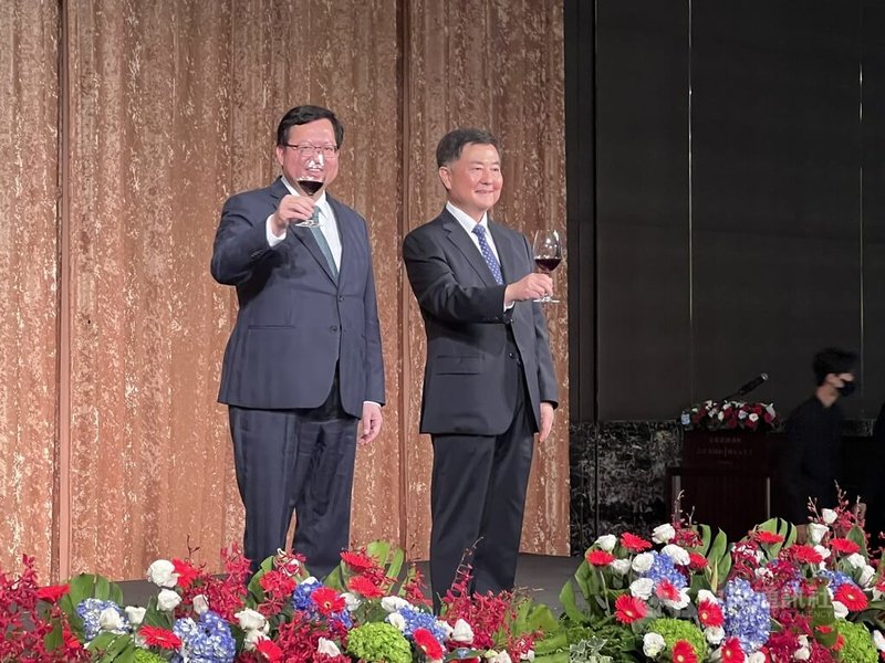 行政院副院長鄭文燦（左）25日出席韓國國慶酒會，與韓國駐台代表李殷鎬（右）舉杯慶賀。中央社記者黃雅詩攝 112年9月25日