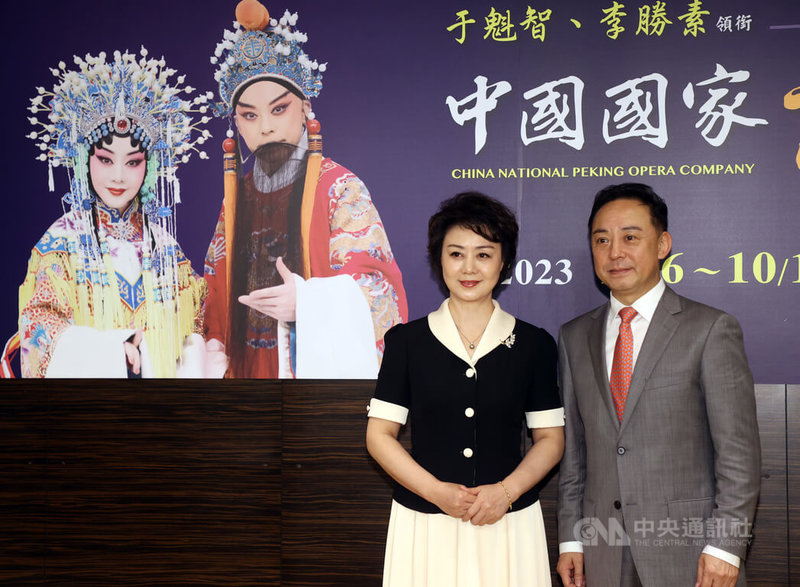 中國國家京劇院訪台30週年,25日在國家戲劇院舉辦抵台記者會,這是疫情過後專案申請通過的第一個中國劇團,主要演員于魁智(右)、李勝素(左)將帶來大家耳熟能詳的「楊門女將」、「霸王別姬」等拿手好戲。中央社記者鄭傑文攝 112年9月25日