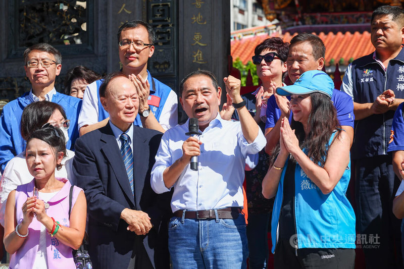 國民黨總統參選人侯友宜(前右2)25日上午在艋舺龍山寺董事長黃書瑋(前右3)等人陪同下,前往龍山寺參拜,並於參拜後致詞,為選情造勢。中央社記者王騰毅攝 112年9月25日