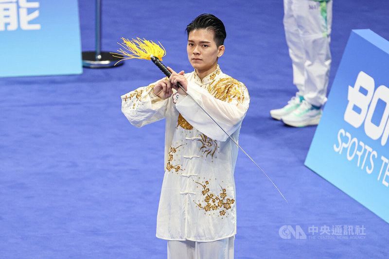 台灣「武術男神」孫家閎25日出戰杭州亞運武術項目,在太極劍決賽拿下9.750的高分,成績公布後他向現場眾人行禮。中央社記者鄭清元攝 112年9月25日